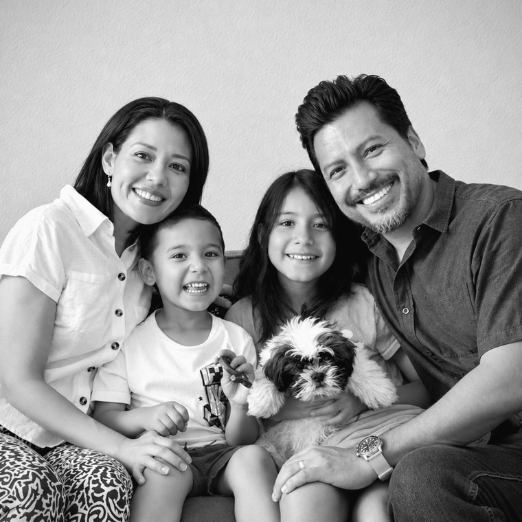 Heriberto con su familia y su perro
