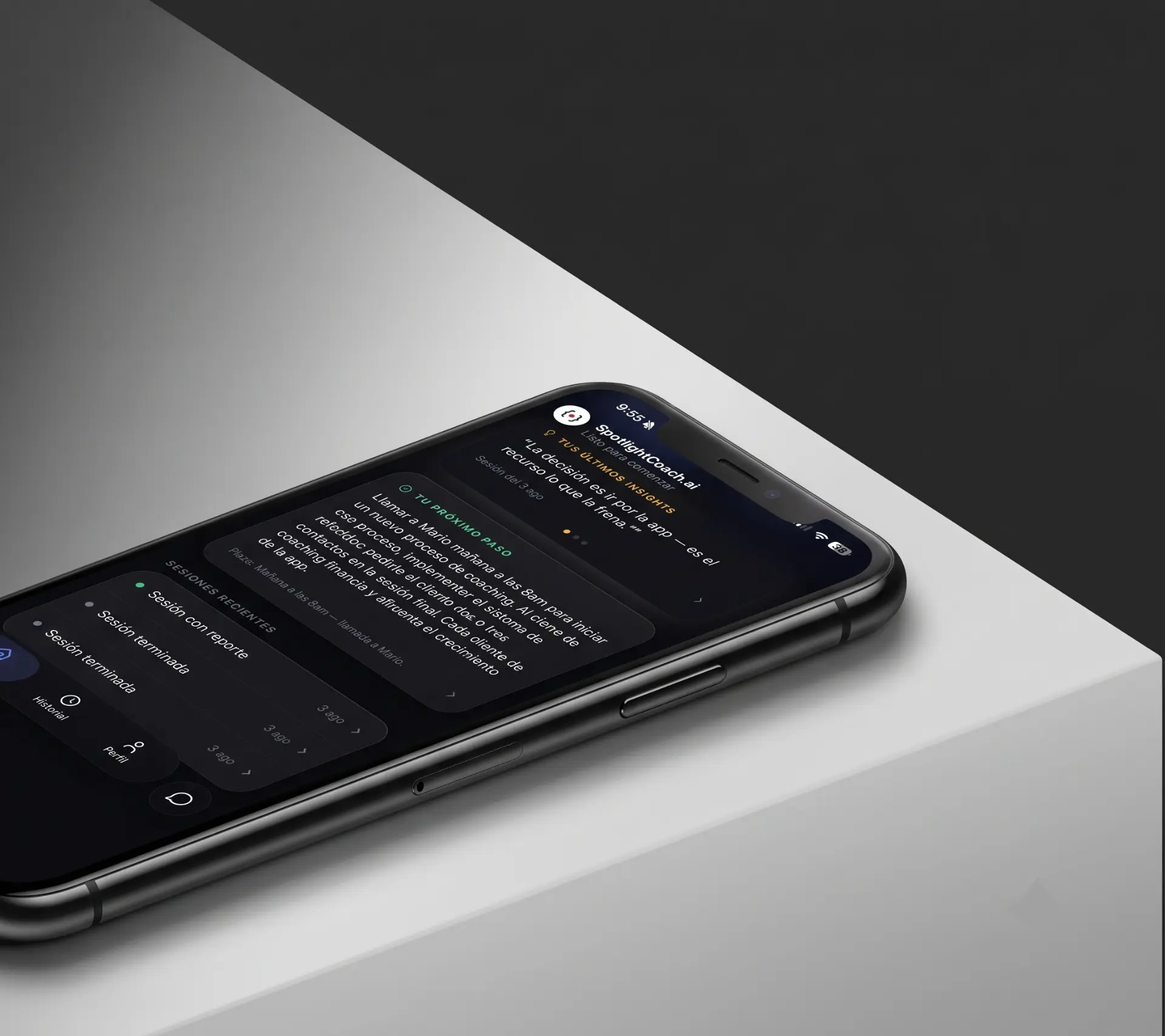 Render de SpotlightCoach.ai en un iPhone mostrando insights y próximo paso